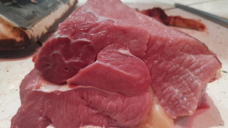Omset Penjualan Daging Sapi di Pasar Baru Karawang Melonjak saat Munggahan