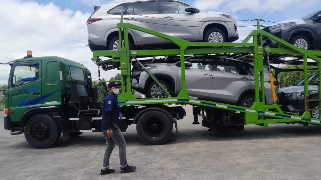 Ilustrasi pekerja industri di Karawang, Jawa Barat.