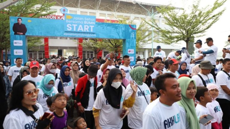Warga Brebes Antusias Ikuti Jalan Sehat Bersama BUMN