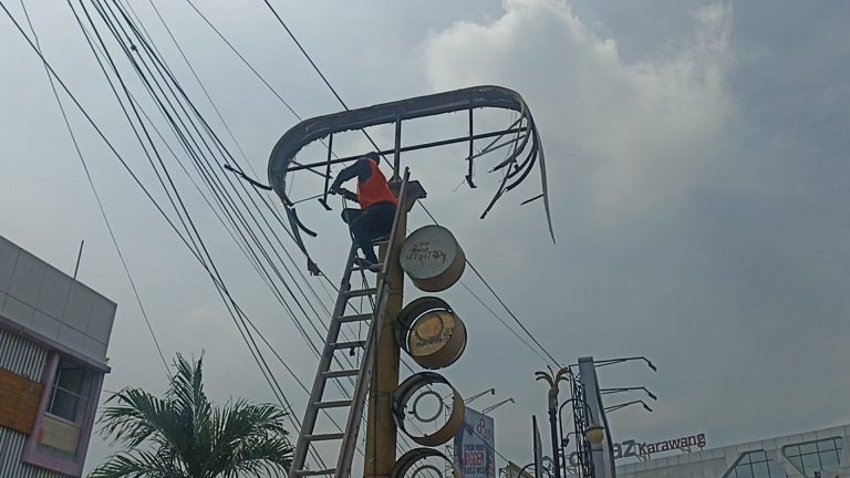 Papan Reklame Bahayakan Warga Dibongkar Satpol PP Karawang