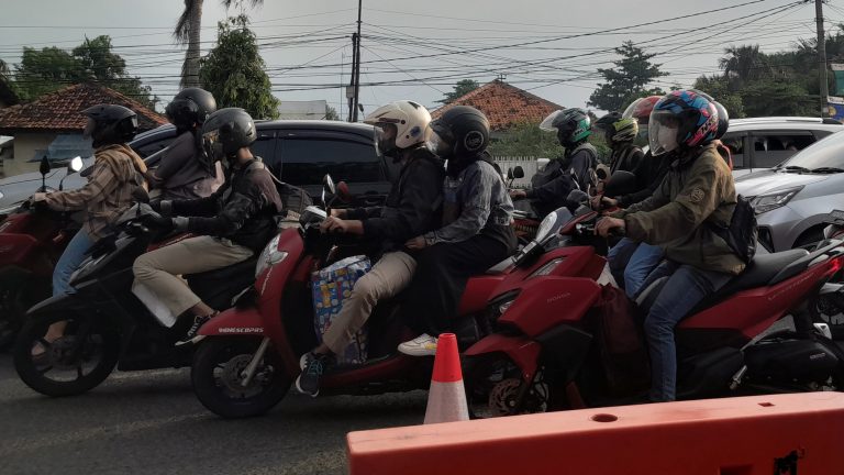 Pemudik Motor Ramai Lintasi Jalur Pantura Karawang