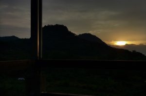 Ilustrasi matahari terbenam.