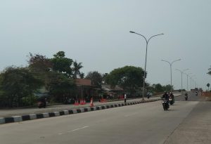 Pengendara melintasi Jalan Lingkar Luar Karawang. Diketahui ada 8 putaran arah sepanjang jalur arteri pantura karawang yang tak ditutup selama musim mudik Lebaran 2023. Foto APR.