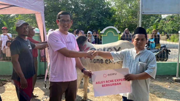 Asley Acne Expert Salurkan Hewan Kurban ke Warga Lemahsubur