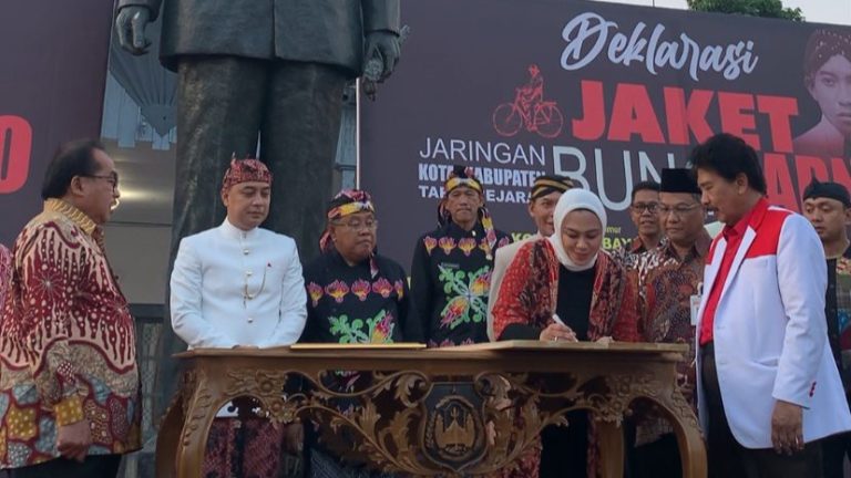 Karawang Ikut Jaket Bung Karno