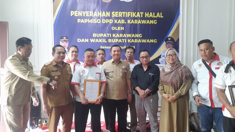 Pemkab Karawang Serahkan Sertifikat Halal Gratis ke Pedagang Bakso