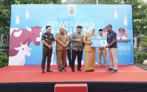 Penyerahan hewan kurban Pupuk Kujang kepada Pemkab Karawang.