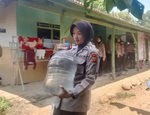 Belasan polisi wanita mendistribusikan bantuan air bersih di Kampung Naringgul, Desa Kutalanggeng, Kecamatan Tegalwaru, Kabupaten Karawang yang mengalami kekeringan pada Agustus 2023.