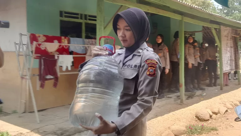 Kala Polwan Distribusikan Air Bersih bagi Warga Terdampak Kekeringan di Karawang