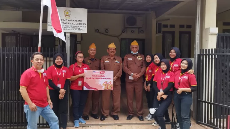 Alfamart dan Yeo’s Berikan Bantuan untuk Pejuang Kemerdekaan di Bekasi