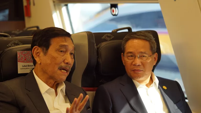 PM China Dikenalkan dengan Motif Batik Mega Mendung pada Interior Kereta Cepat