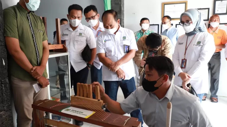 Masyarakat Bisa Belajar Budidaya hingga Membuat Kain dari Nanas di Subang