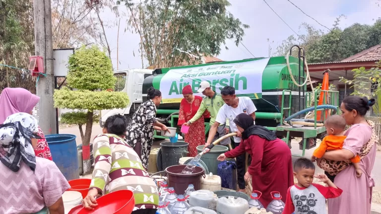 Pupuk Kujang Berikan Bantuan Air Bersih untuk Masyarakat Karawang