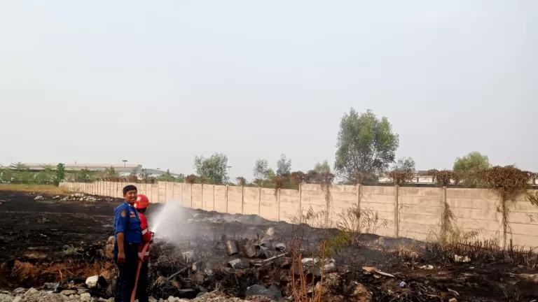 Kebakaran Landa Tumpukan Limbah Bekas Interior Mobil di Karawang
