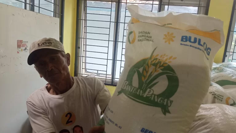 Bulog Karawang Salurkan 1.800 Ton Beras  Bantuan Pangan