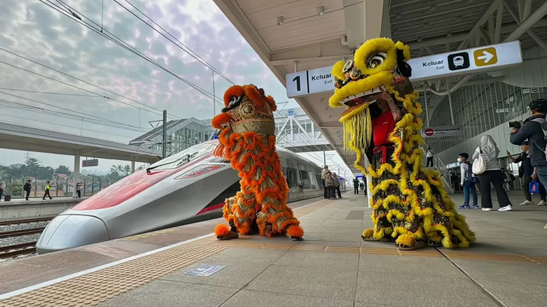 KCIC Hadirkan Pertunjukan Barongsai di Stasiun Whoosh