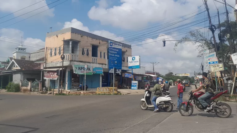 Tambal Sulam Jalan di Jalur Mudik