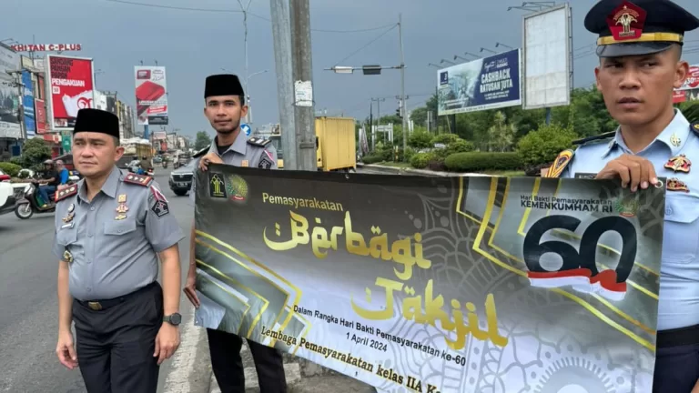 Lapas Karawang Bagikan Takjil