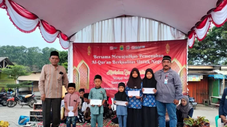 Pindo Deli Bagikan Ribuan Al-quran dan Sembako
