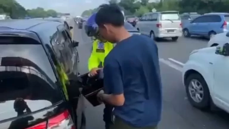 Cerita Motoris Pertamina hingga Polisi Bantu Pemudik Kehabisan Bensin di Tol Japek