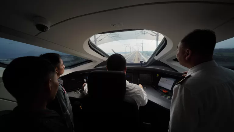 Masinis Indonesia Mulai Langsung di Kabin Kereta Whoosh