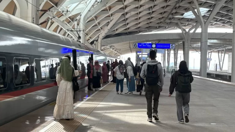 Kartu Langganan Kereta Cepat Kini Dijual di Semua Stasiun Whoosh