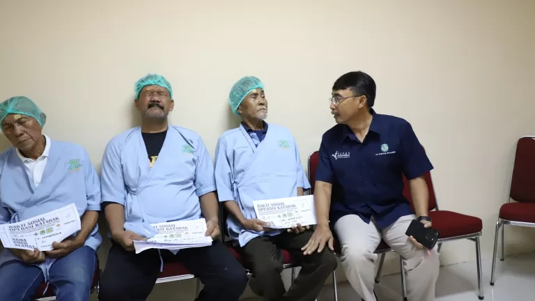Pupuk Kujang Gelar Operasi Katarak Gratis untuk Masyarakat
