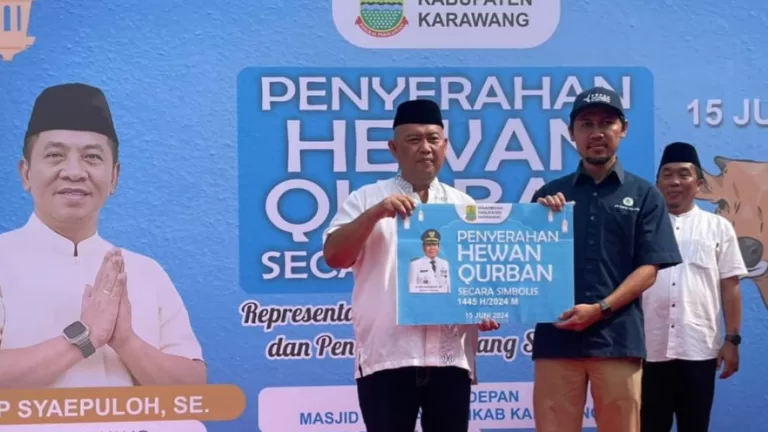 Pupuk Kujang Salurkan Hewan Kurban untuk Masyarakat