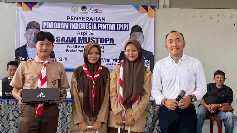 Saan Mustopa Serahkan Ratusan Beasiswa PIP Aspirasi di Karawang