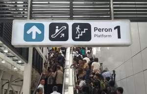 Penumpang di Stasiun Whoosh Karawang.