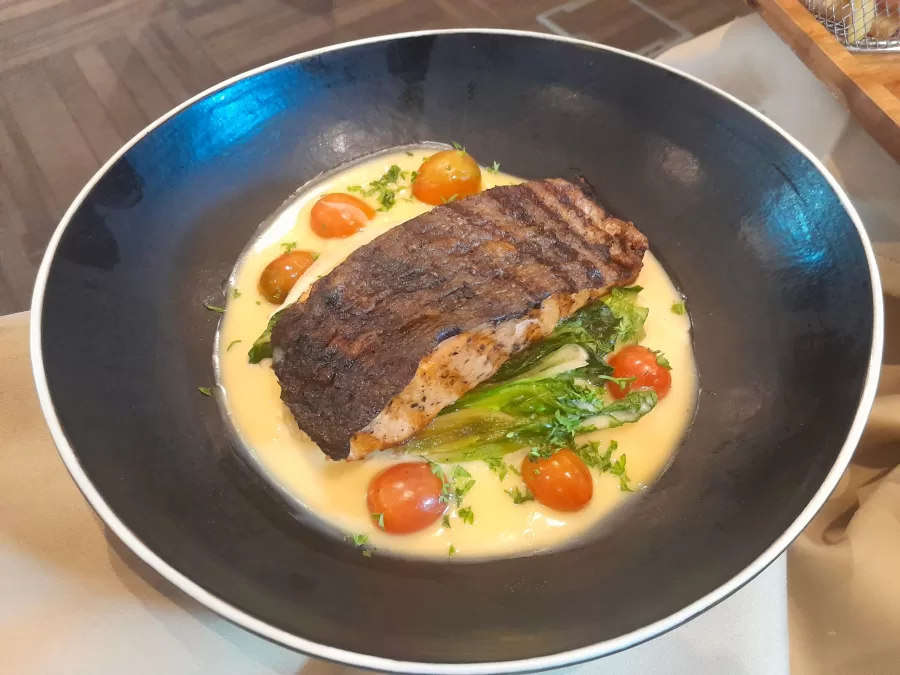 Salmon with lemon butter, salah satu menu andalan di Delonix Cafe. Foto AWESH.id
