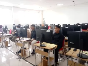 Pelaksanaan Ujian Masuk Perguruan Tinggi Keagamaan Islam Negeri (UM-PTKIN) di Universitas Singaperbangsa Karawang (Unsika), Kamis (12/6/2025).