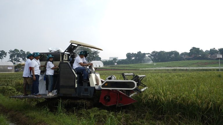 Pupuk Kujang Bagikan Beras Unggul Hasil Riset Pertanian untuk Warga