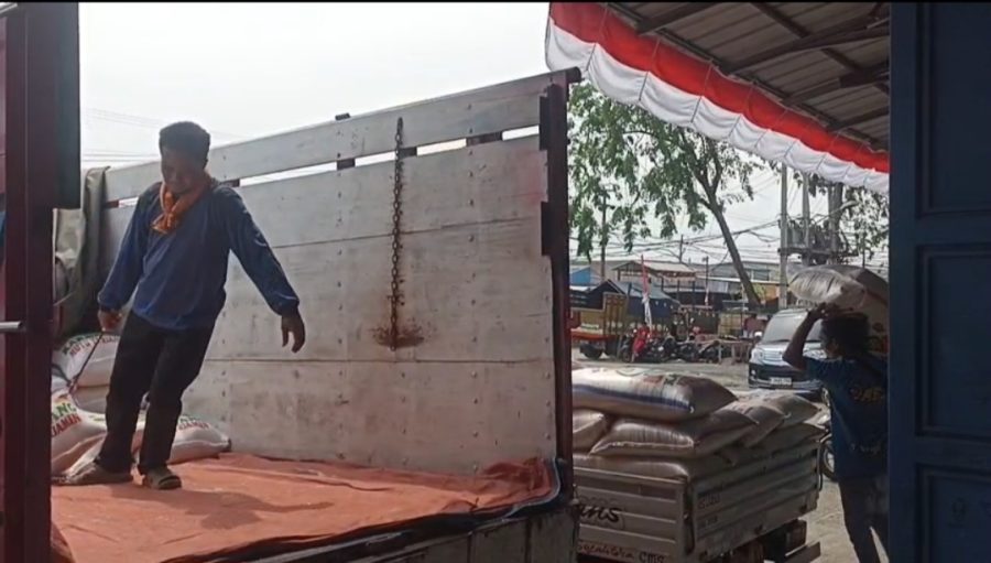 Aktivitas bongkar muat beras di kios beras Pasar Johar Karawang, Rabu (13/8/2025).