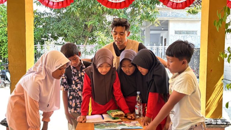 Pikat Minat dan Asah Kreativitas Anak di Desa Rawameneng Melalui Taman Literasi