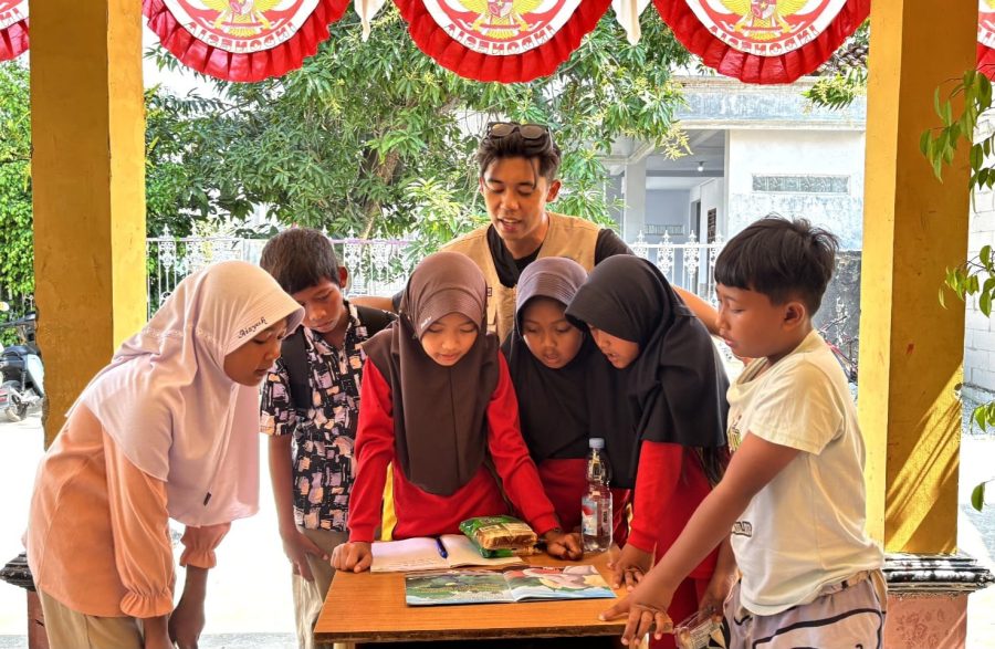 Kegiatan Taman Literasi di Desa Rawameneng, Kecamatan Blanakan, Subang, Jawa Barat, Sabtu (2/8/2025).