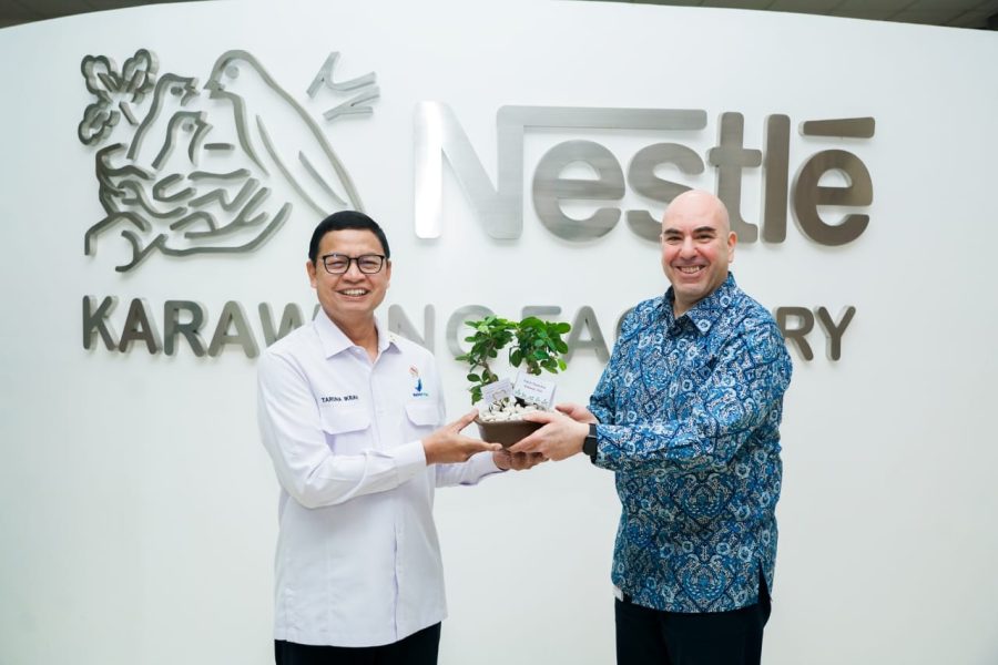 Prof. dr. Taruna Ikrar, M.Biomed., Ph.D. (kiri), Kepala Badan Pengawas Obat dan Makanan (BPOM) Republik Indonesia, menerima penyerahan simbolis dari Georgios Badaro (kanan), President Director Nestlé Indonesia dalam momen kunjungan ke Pabrik Nestlé Karawang pada 4 Agustus 2025.
