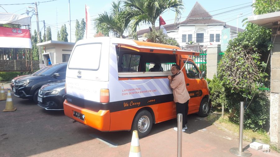 Imigrasi Karawang menggandeng Kantor Pos Indonesia untuk pembayaran dan pengiriman paspor ke rumah pemohon.