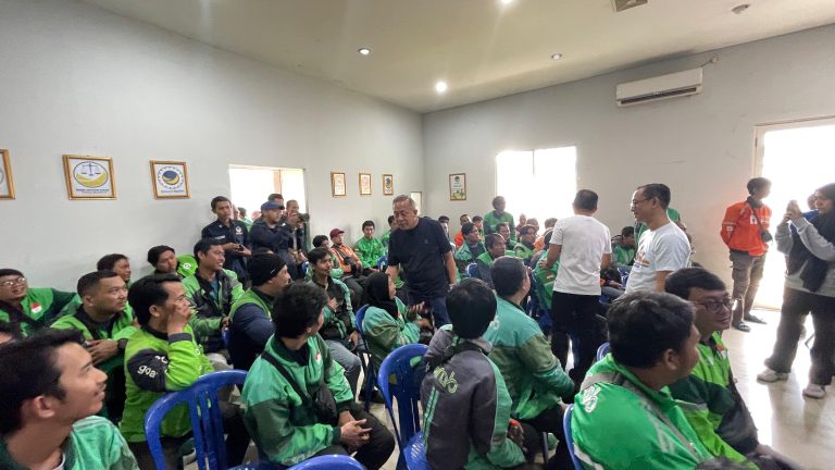 Nasdem Karawang Gelar Baksos untuk Ojol
