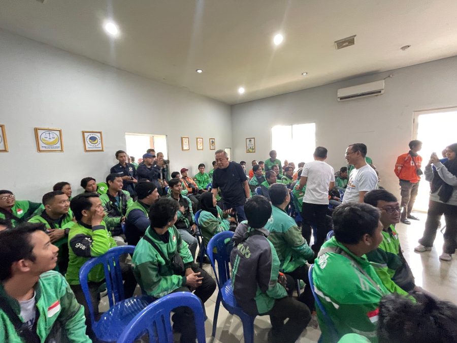 Nasdem Karawang menggelar baksos untuk ojol, Sabtu (13/9/2025).