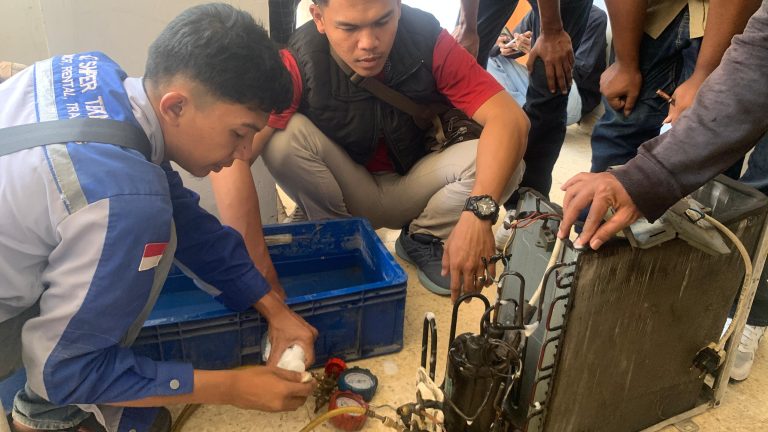 Pupuk Kujang Beri Pelatihan Servis AC Gratis untuk Warga