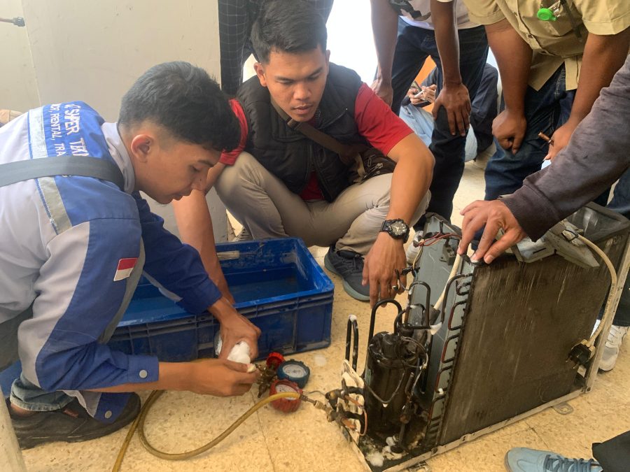 Pelatihan servis AC bagi masyarakat oleh Pupuk Kujang.