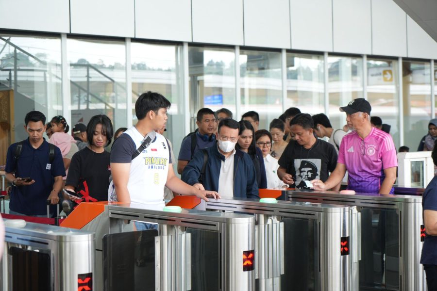 Penumpang kereta Whoosh saat boarding. Sebagian besar penumpang membeli tiket secara online. Foto Dokumentasi KCIC.