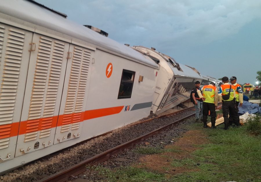 KA Purwojaya anjlok di dekat Stasiun Kedunggedeh, Kecamatan Kedungwaringin, Kabupaten Bekasi, Jawa Barat, Sabtu (25/10/2025).