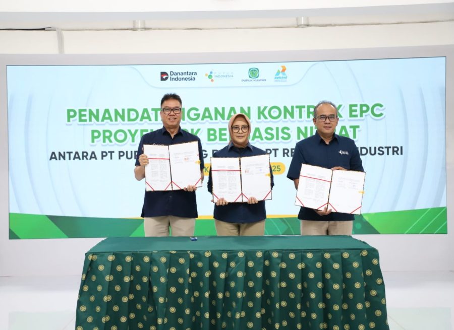 Budi Santoso Syarif dan Direktur Utama Rekind, Triyani Utaminingsih saat menandatangani kontrak EPC pabrik NPK nitrat, disaksikan langsung oleh SVP Pengembangan Usaha Pupuk Indonesia, Herdijanto Utomo. Foto Dokumentasi Pupuk Kujang.