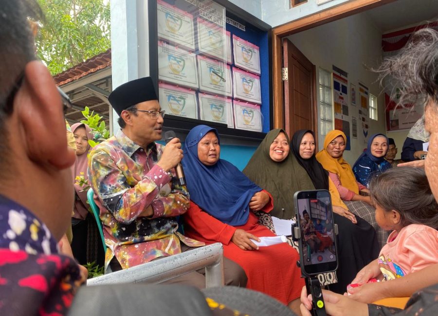 Mensos RI saifullah Yusuf atau Gus Ipul saat berdialog dengan warga penerima bansos di Puskesos Margakaya, Kecamatan Telukjambe Barat, Karawang, Jabar, Selasa (21/10/2025).