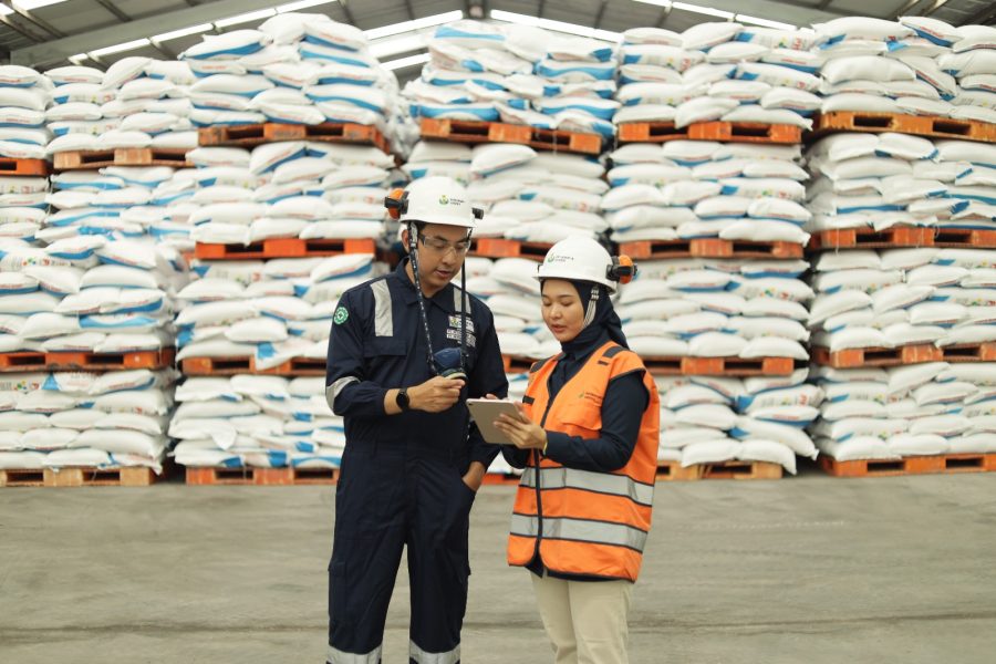 Petugas mengecek gudang Pupuk Indonesia. Foto Dokumentasi Pupuk Indonesia.