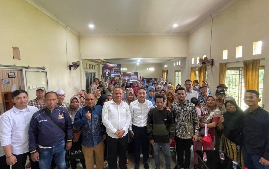 Wakil Ketua DPRD Karawang Dian Fahrud Jaman saat mendengarkan aspirasi masyarakat.