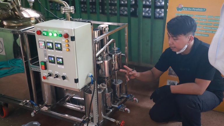 Pupuk Kujang Ubah Sampah Plastik jadi Bahan Bakar Alternatif