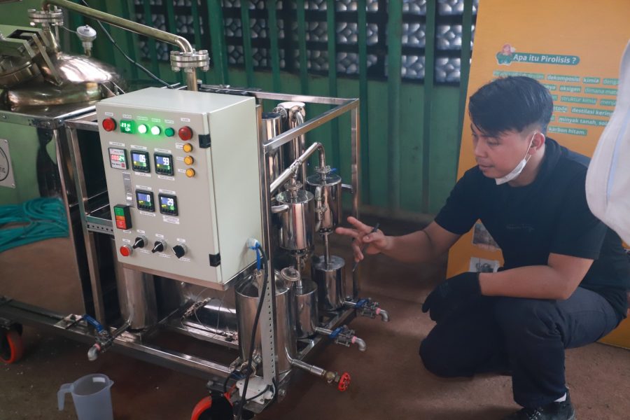 Alat pengubah sampah plastik menjadi bahan bakar alternatif.